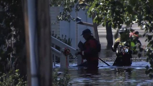 Water rescue crews help Lumberton residents