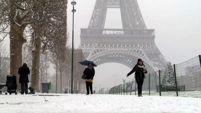 Raw: Snow closes Eiffel Tower