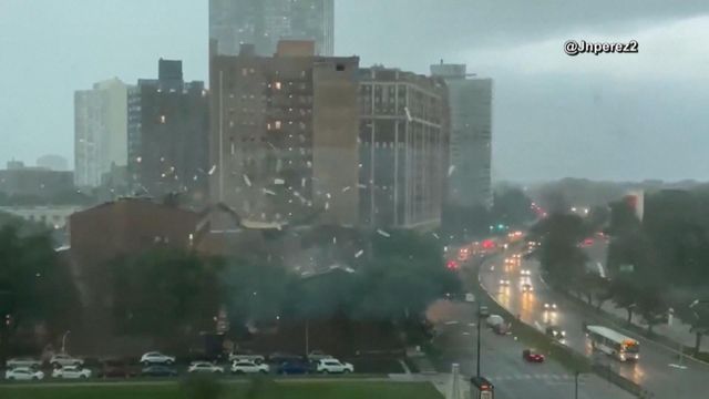 Damaged buildings, 300K without power after Chicago storm
