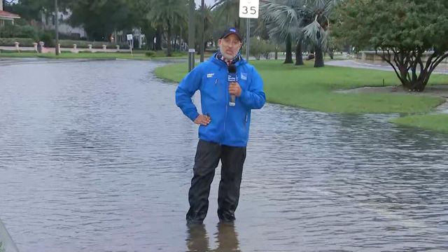 Weather Channel's Cantore navigates Fla. flood waters