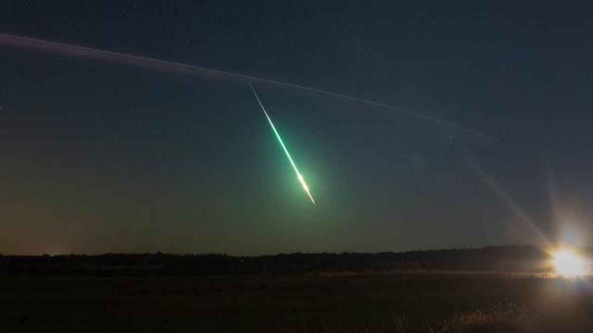 SpaceX launch watches see a surprise fireball.