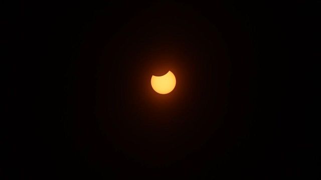 Total solar eclipse moves across US