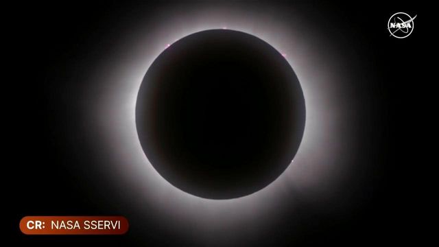Total solar eclipse moves across US