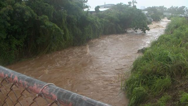 Hawaii drivers trapped in flash flooding