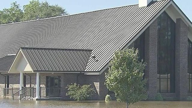 Flood waters rise along Neuse River