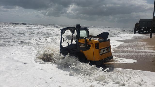 Raw: Tractor trapped by waves in Buxton