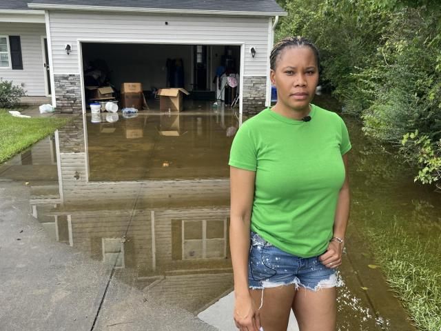 开普菲尔河附近的家庭与被洪水淹没的房屋纠缠在一起，黛比造成了水的破坏