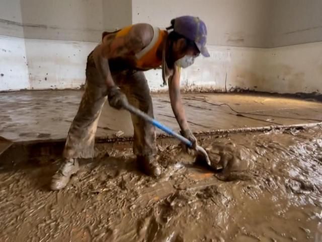 马歇尔被泥浆淹没：居民们在海伦洪灾后奋力挖掘