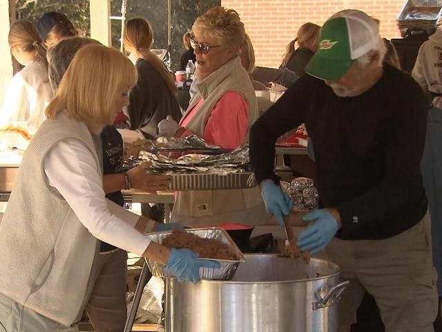 海伦救济：加纳公司在维拉斯每天烧烤1600顿饭