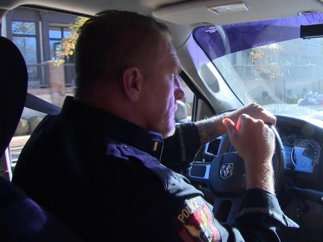 三角镇的警察在比尔特莫尔村帮助飓风海伦的救援工作