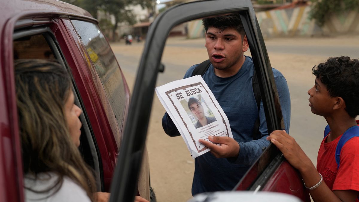 Pedro Gomez asks residents of La Guaira, Venezuela about his missing cousin Andrés Molina, Aug. 22, 2026
