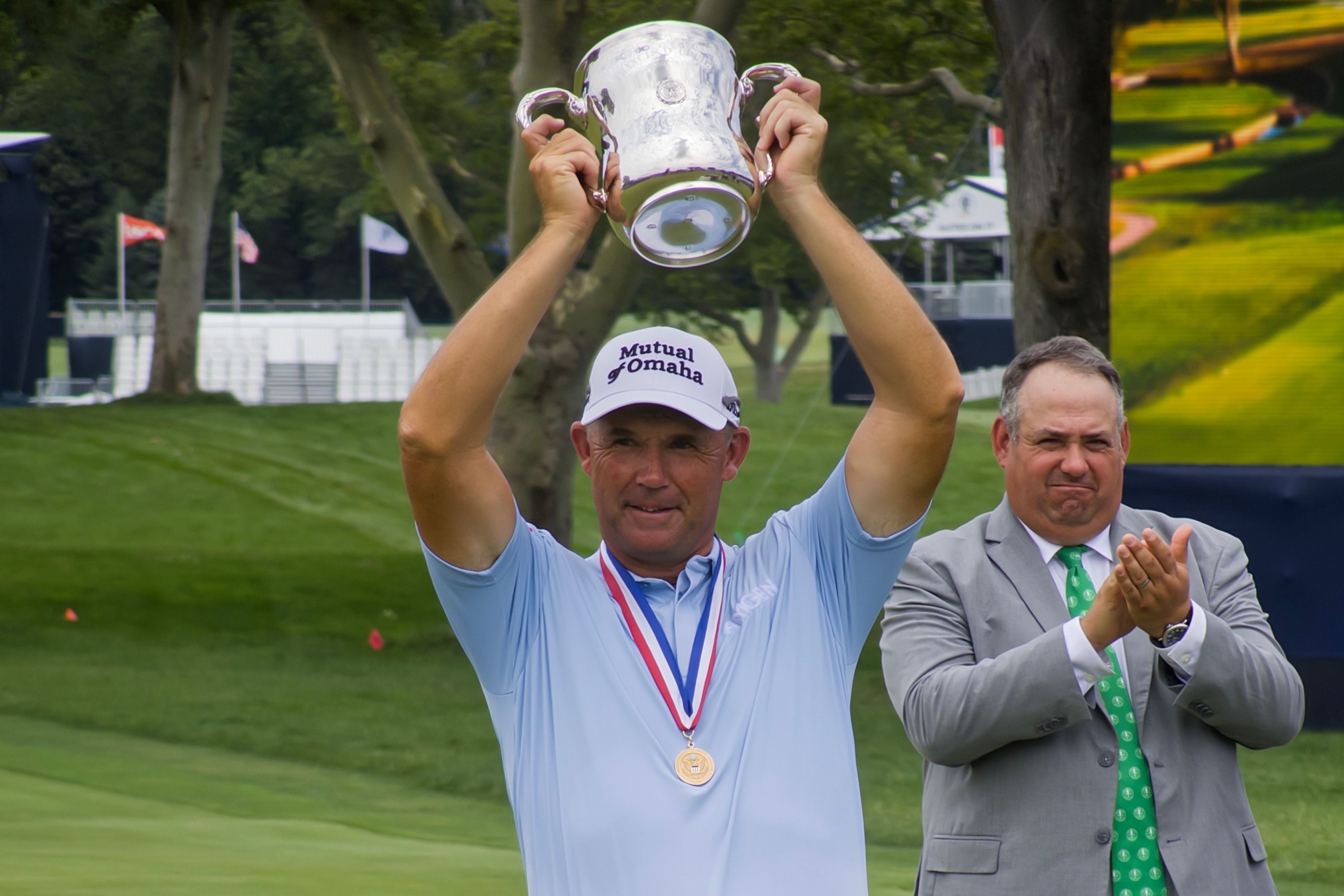 Padraig Harrington lifts the Francis D. Ouimet Memorial Trophy in Columbus