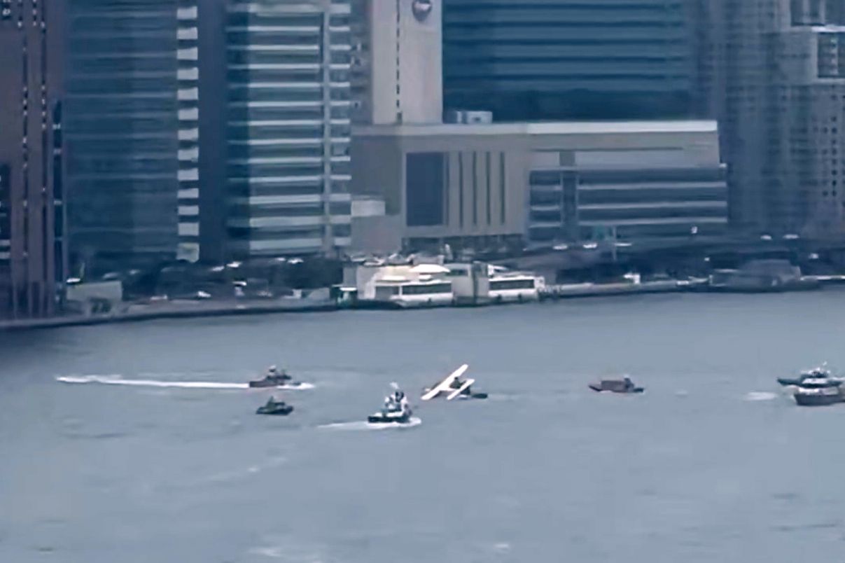 Seaplane makes a rough landing in New York City's East River with only minor injuries reported