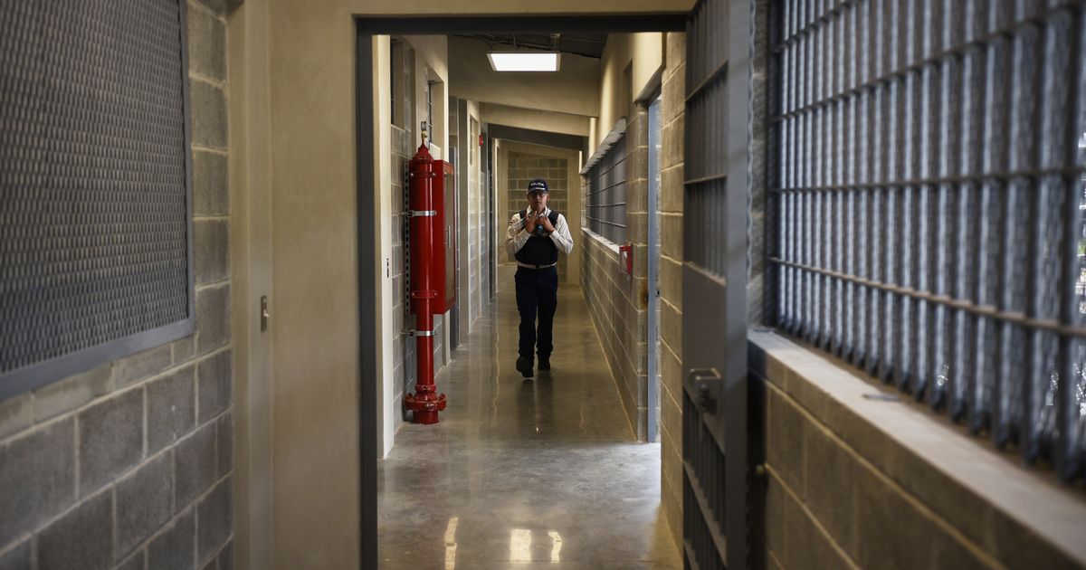 Un guardia recorre un pasillo del nuevo centro de máxima seguridad.