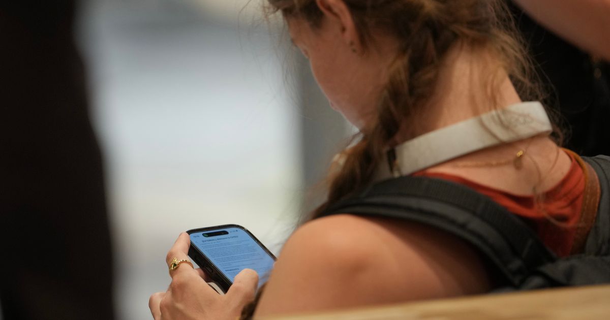 UK unveils plans for social media curfew for older teens - but it's voluntary