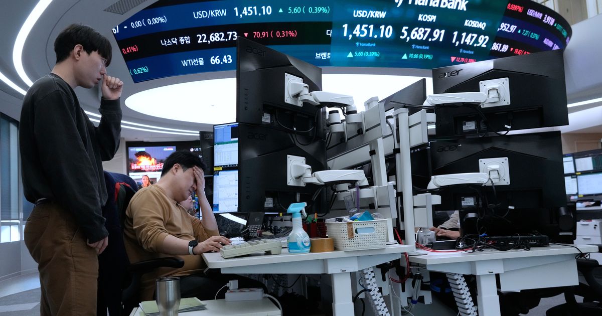 Asian shares are mixed, US futures edge higher as AI fears drag Wall Street lower