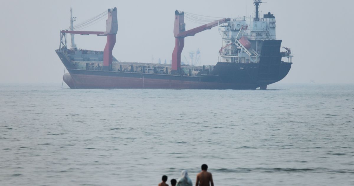 Ship runs aground in Strait of Hormuz, Iranian state TV reports