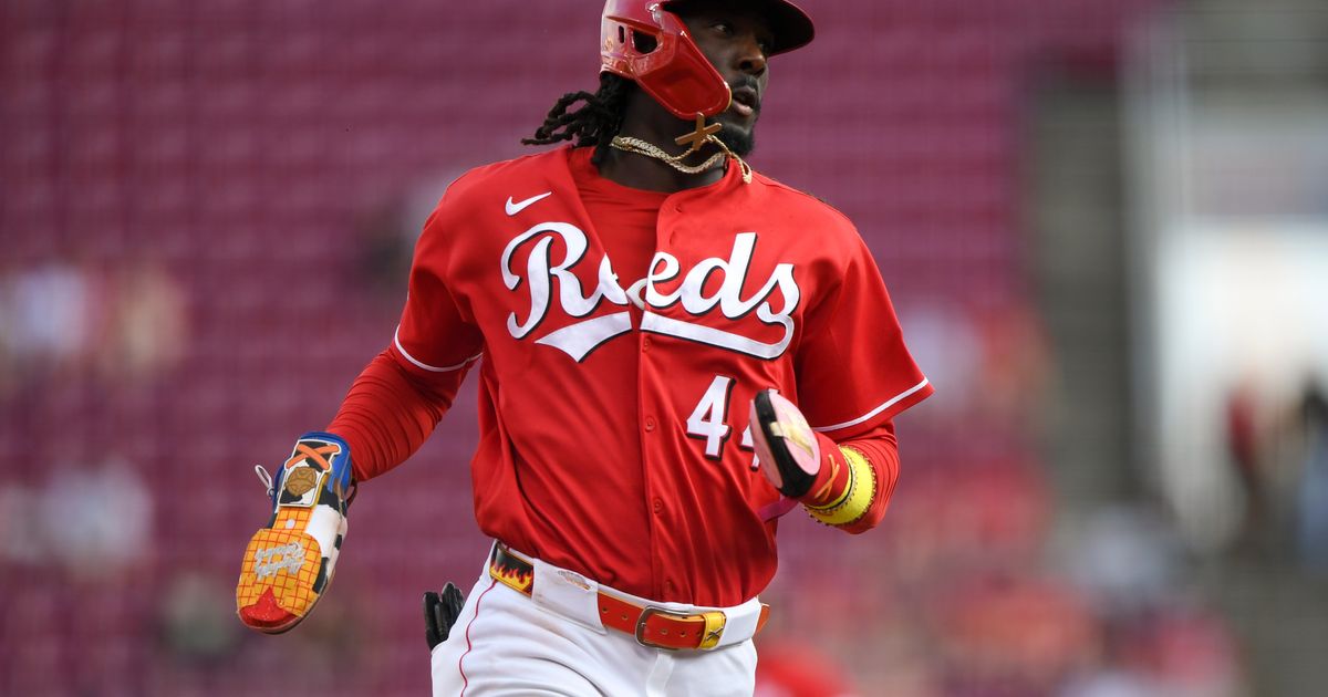 Cincinnati Reds' Elly De La Cruz reaches third base on a single by JJ Bleday during the first inning of the second game of a