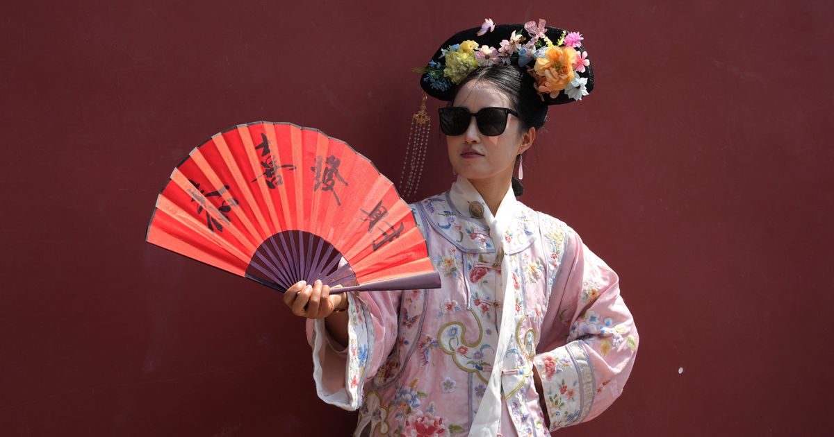 Dressing visitors in ancient China's imperial splendor is booming in Beijing