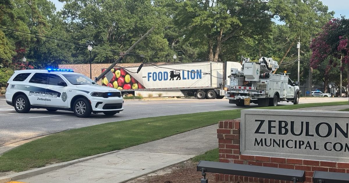 Tractor-trailer crashes into powerlines in Zebulon