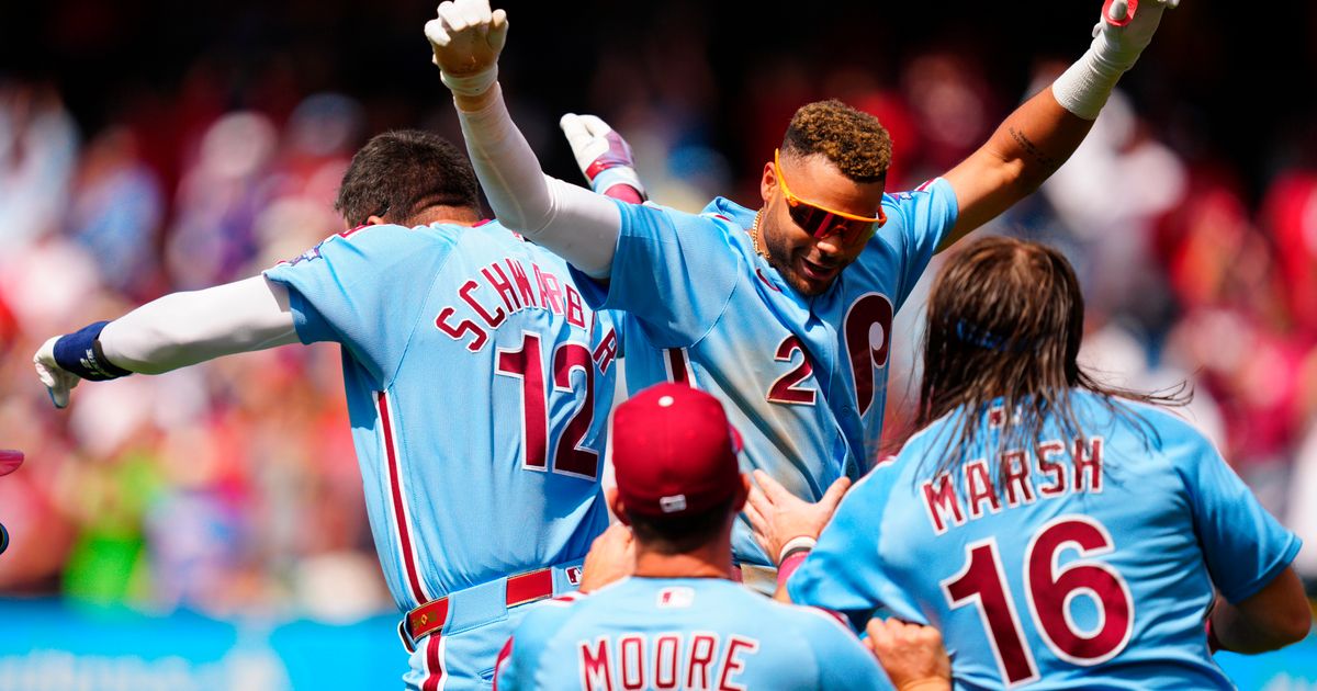 Phillies rally in the 9th inning to beat the Giants 3-2 in the first game of a doubleheader