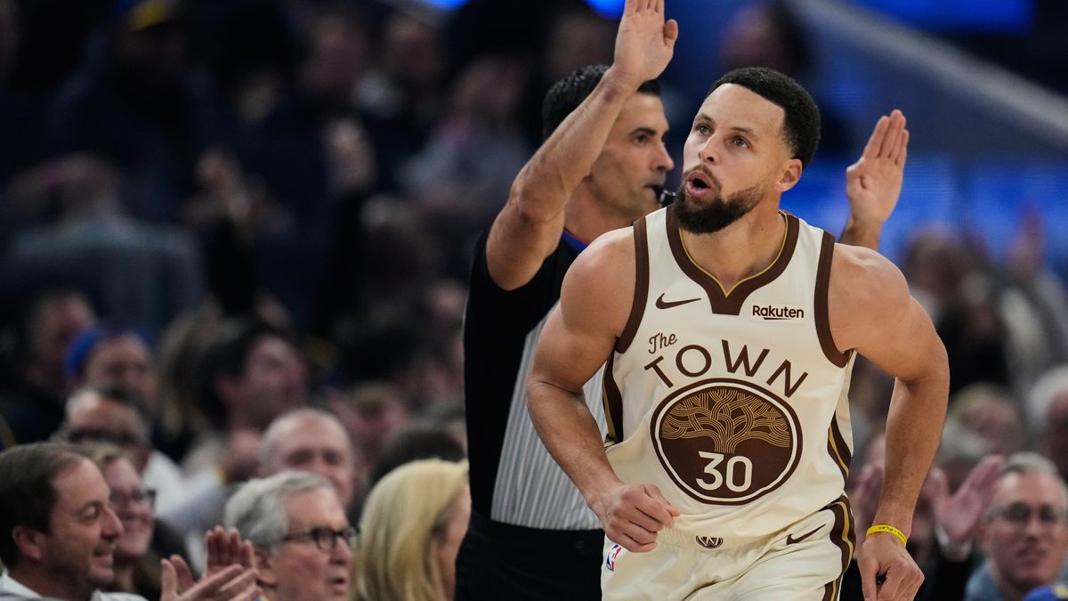 Stephen Curry has 27 points and season-best 10 assists as Warriors beat Kings 137-103 :: WRAL.com