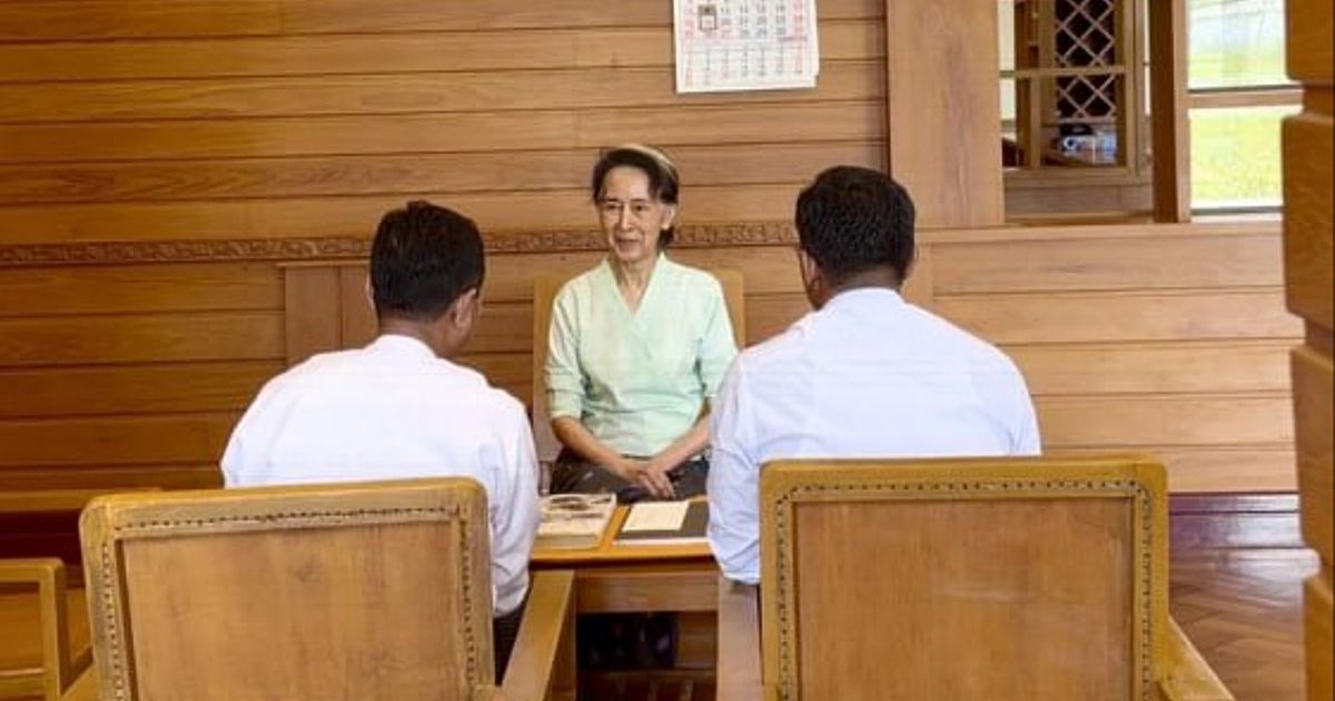 Rare photos of Myanmar's ex-leader Aung San Suu Kyi show her receiving books sent by King Charles