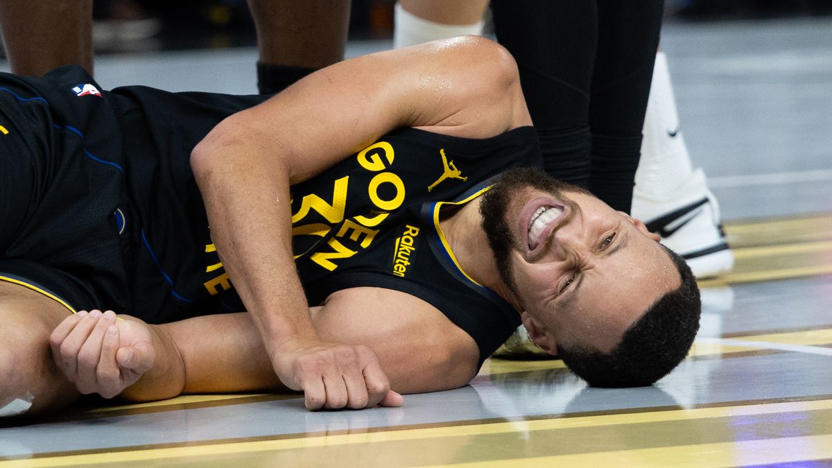 Warriors star Stephen Curry will be sidelined at least a week with a quad injury :: WRAL.com