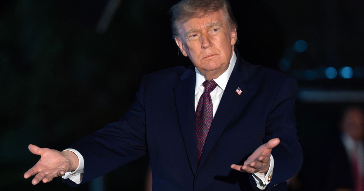El presidente Donald Trump habla antes de abordar el Marine One en Washington
