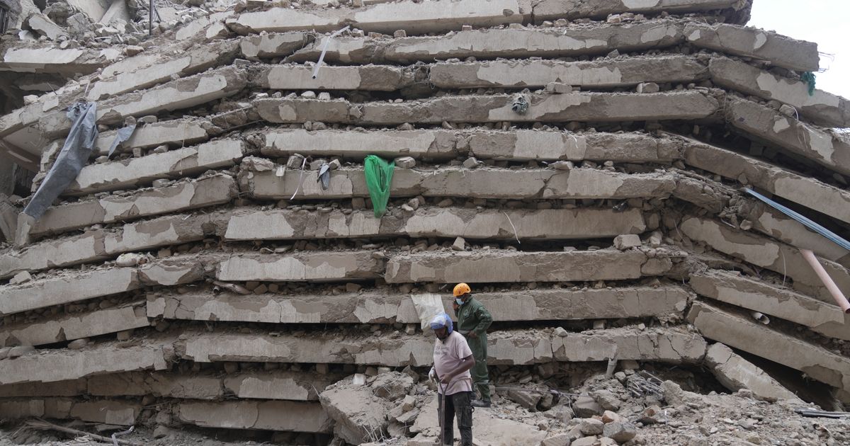 Many feared trapped as a tall building collapses in Kenya :: WRAL.com